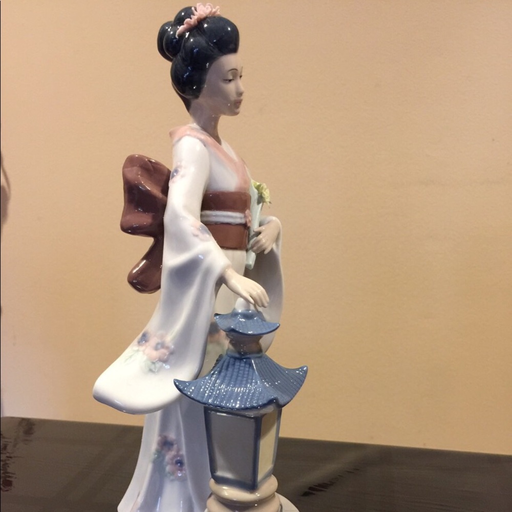 Leonardo Geisha figurine